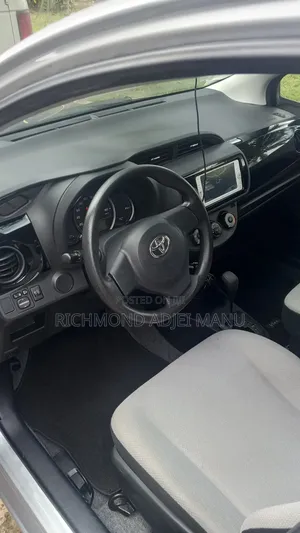 Toyota Vitz 2014 Silver