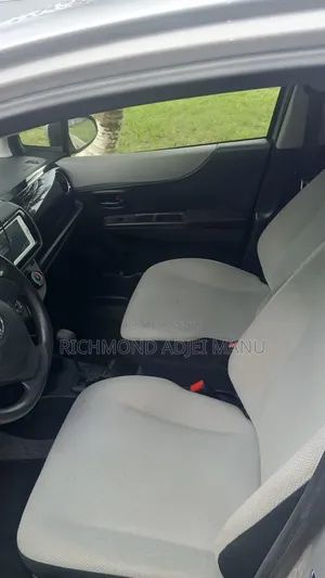 Toyota Vitz 2014 Silver