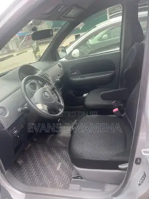 Toyota Sienta 1.5 AWD 2014 Silver