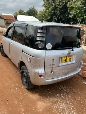 Toyota Sienta 1.5 FWD 2012 Silver