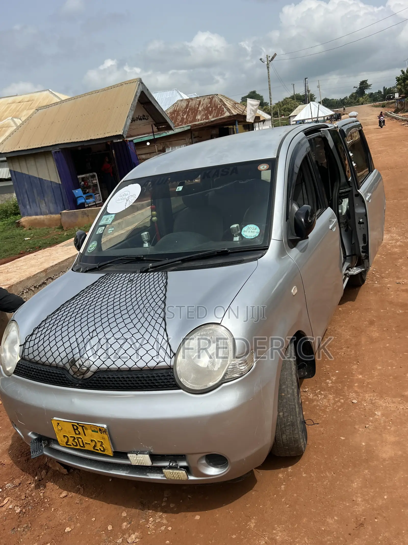 Toyota Sienta 1.5 FWD 2012 Silver
