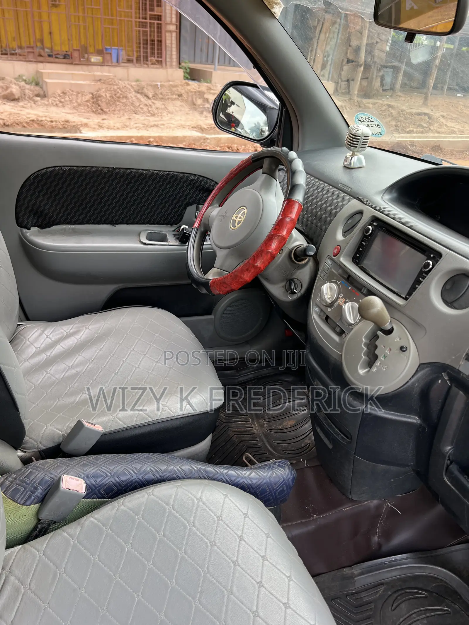 Toyota Sienta 1.5 FWD 2012 Silver
