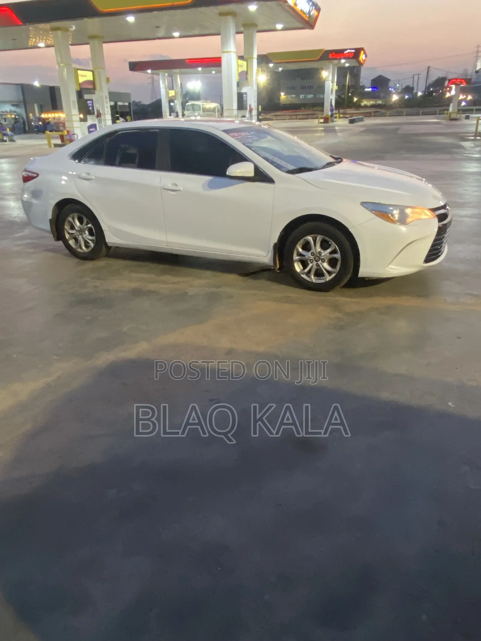 Toyota Camry LE (2.5L 4cyl 8A) 2019 White