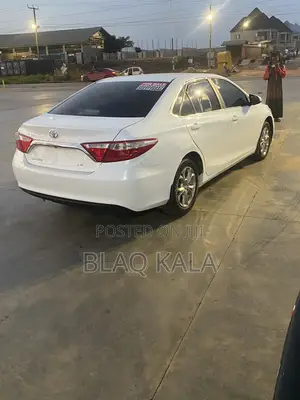 Toyota Camry LE (2.5L 4cyl 8A) 2019 White