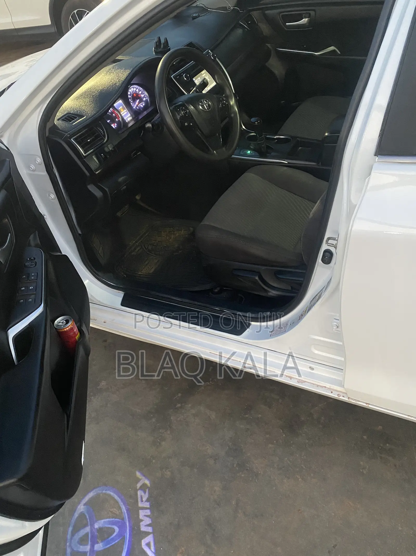 Toyota Camry LE (2.5L 4cyl 8A) 2019 White