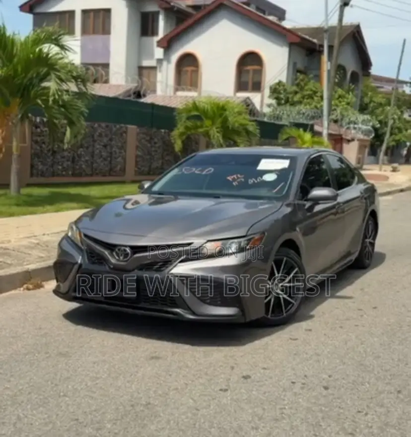 Toyota Camry SE 2022 Gray