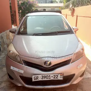 Toyota Vitz 1.5 FWD 5dr 2012 Silver