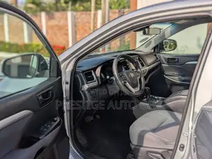Toyota Highlander LE 2019 Silver