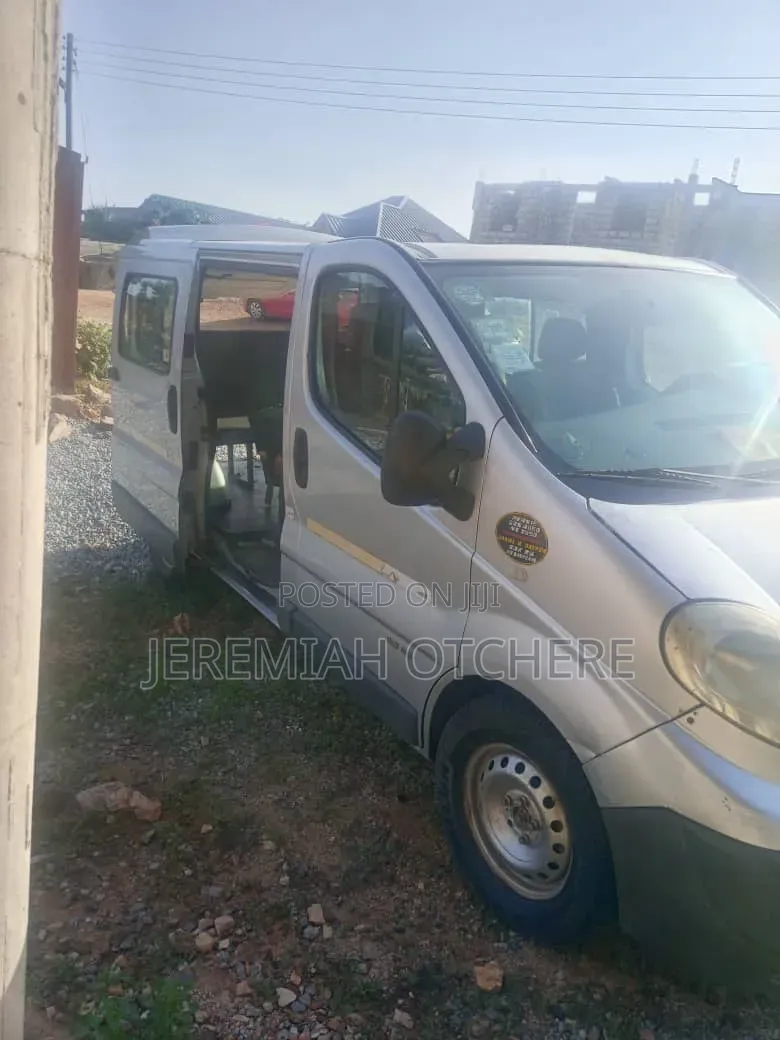 Nissan Caravan (Urvan) 1995 Silver