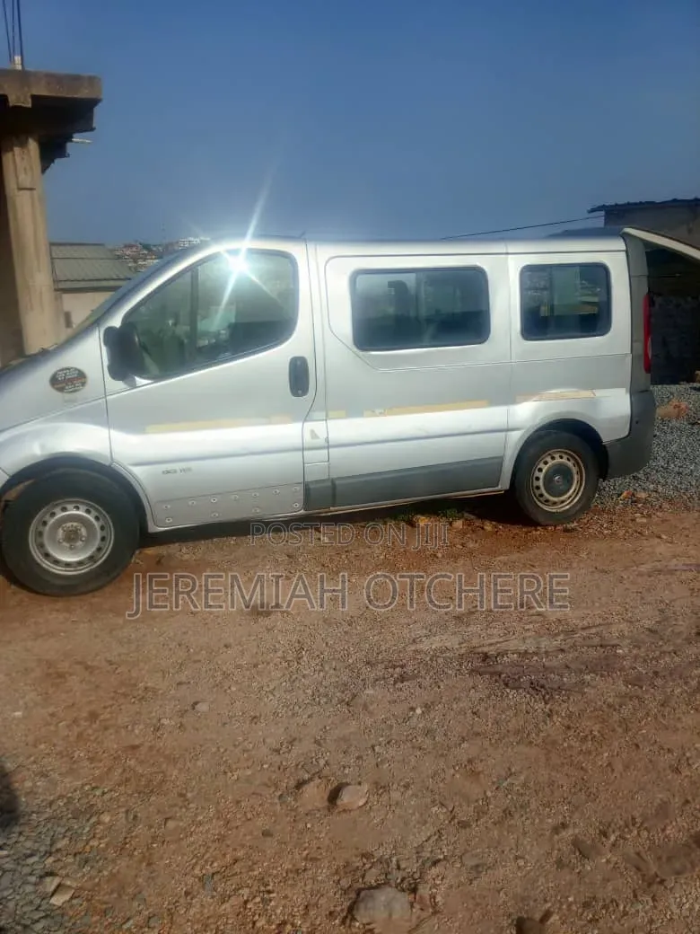 Nissan Caravan (Urvan) 1995 Silver