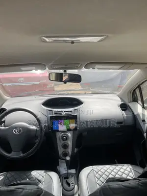 Toyota Vitz 2010 Silver