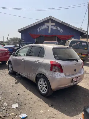 Toyota Vitz 2010 Silver