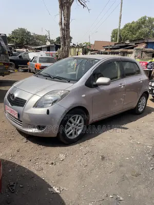 Toyota Vitz 2010 Silver