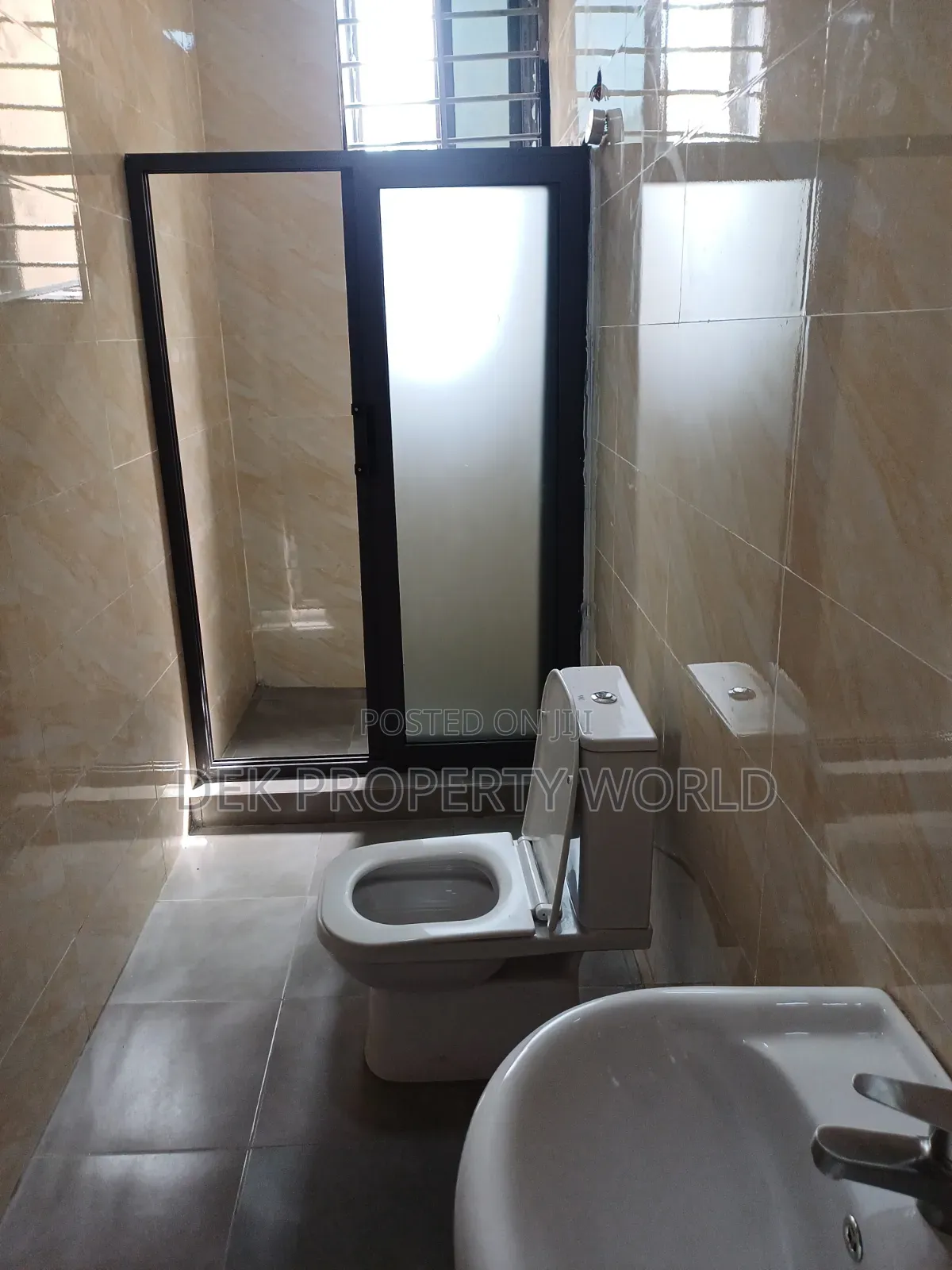 3bdrm Townhouse / Terrace in Pokuase for rent