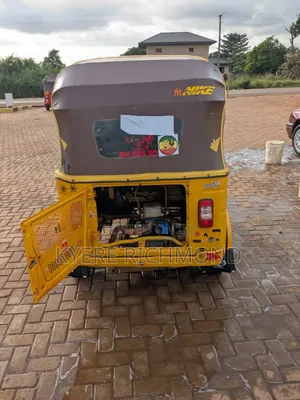Bajaj RE 2025 Yellow