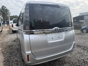 Toyota Voxy 2016 Silver