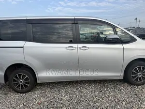 Toyota Voxy 2016 Silver