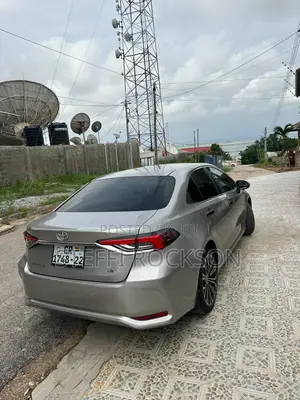 Toyota Corolla LE 2021 Silver