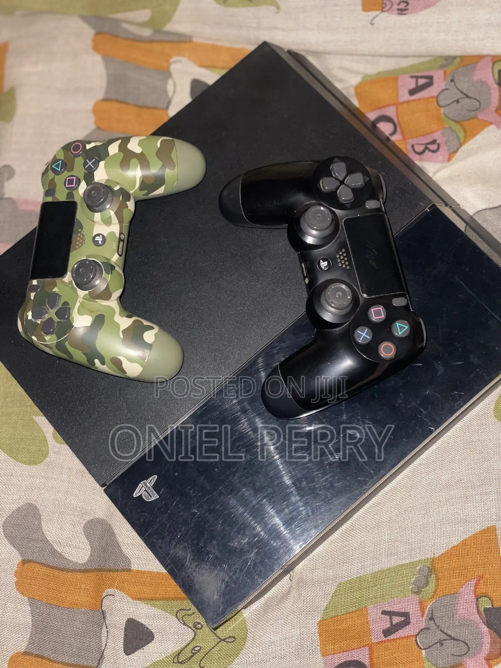 Ps4 With 7 Games and Two Original Controllers