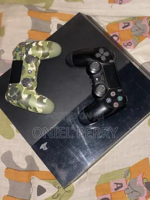 Ps4 With 7 Games and Two Original Controllers