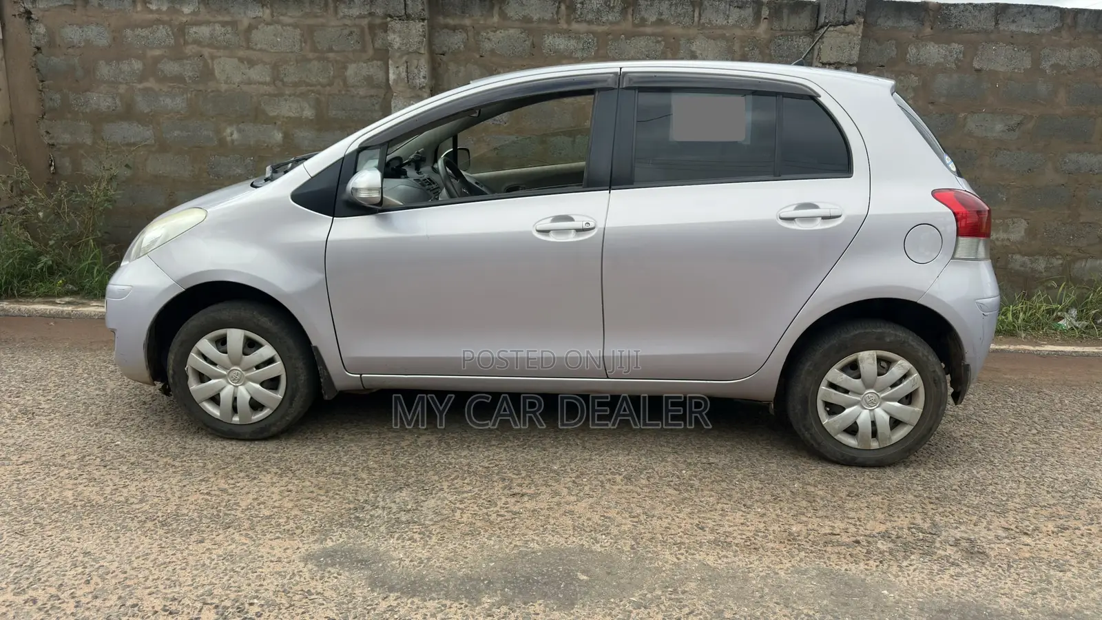 Toyota Yaris Base Hatchback 5dr 2010 Silver
