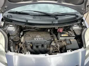 Toyota Yaris Base Hatchback 5dr 2010 Silver