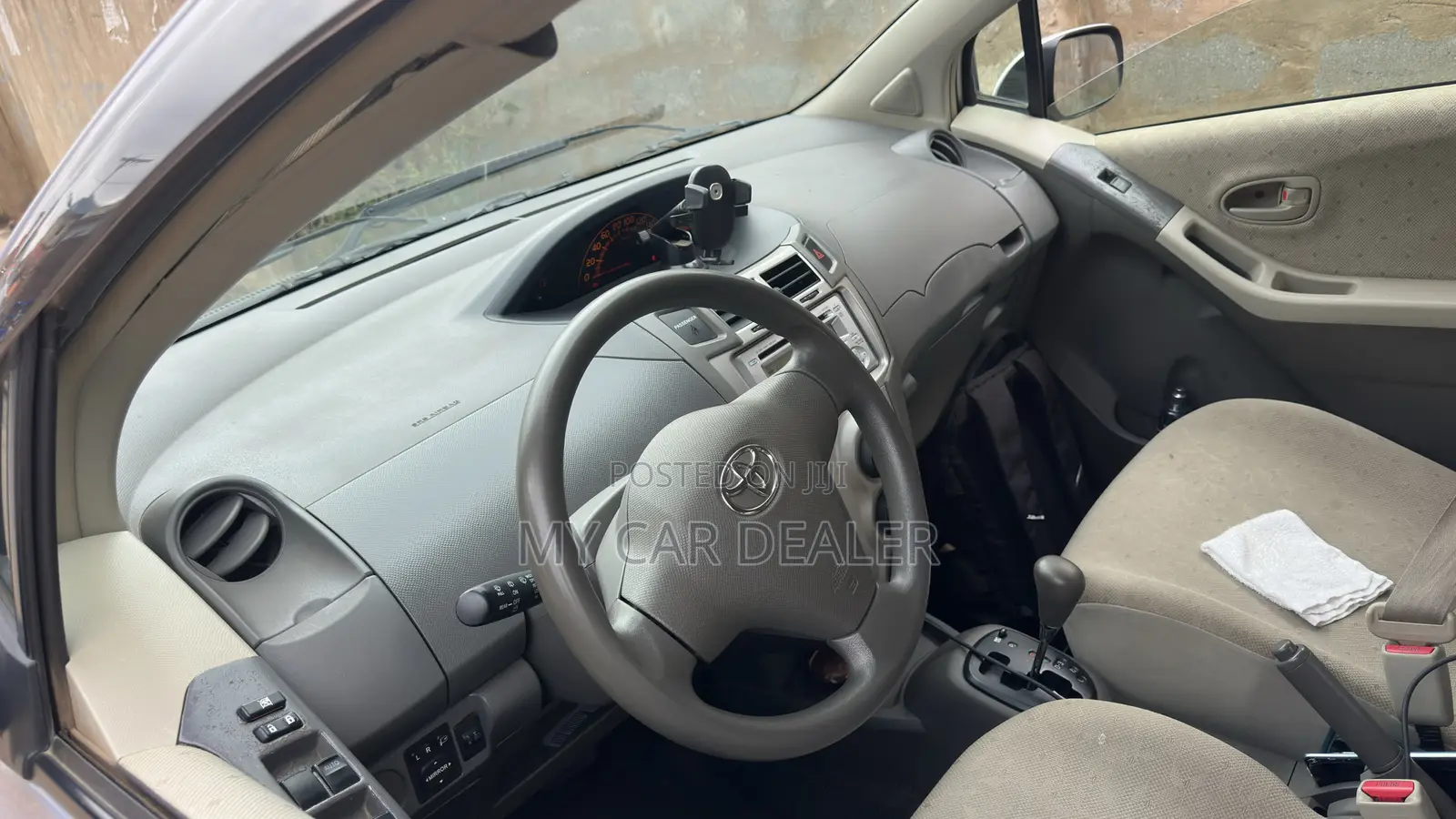 Toyota Yaris Base Hatchback 5dr 2010 Silver
