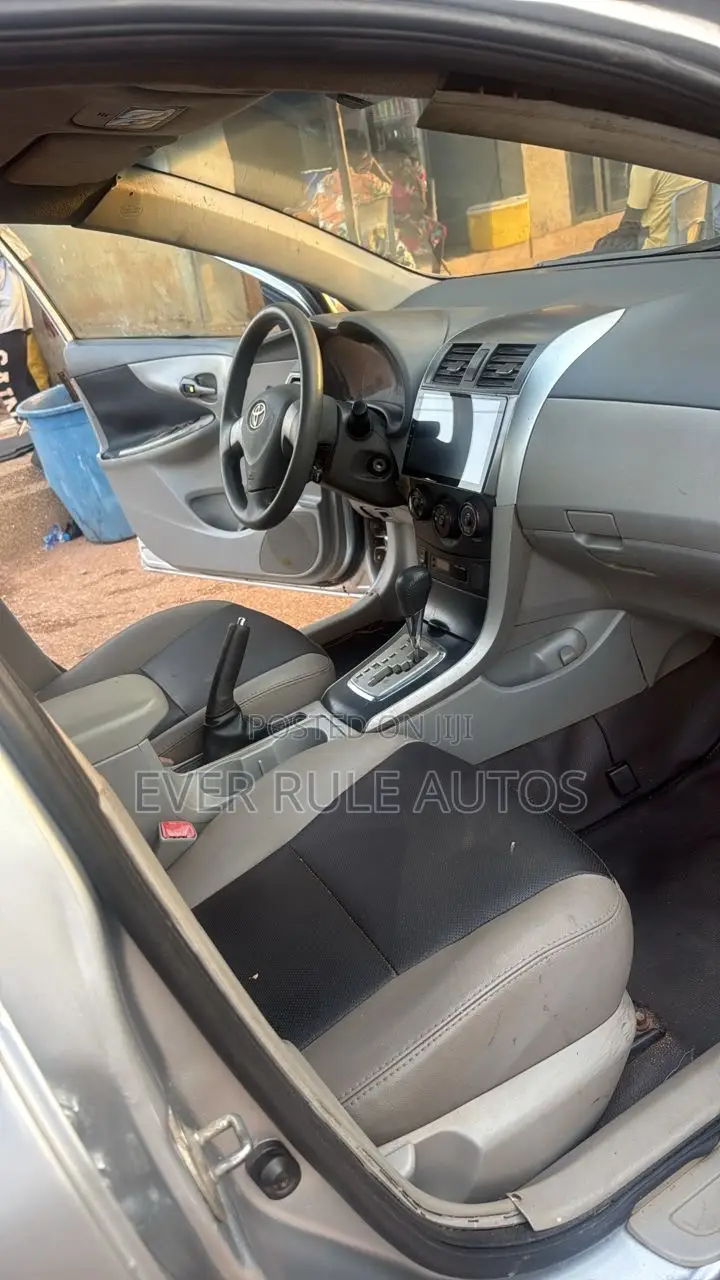 Toyota Corolla 2010 Silver