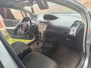 Toyota Vitz 1.3 FWD 3dr 2010 Gray