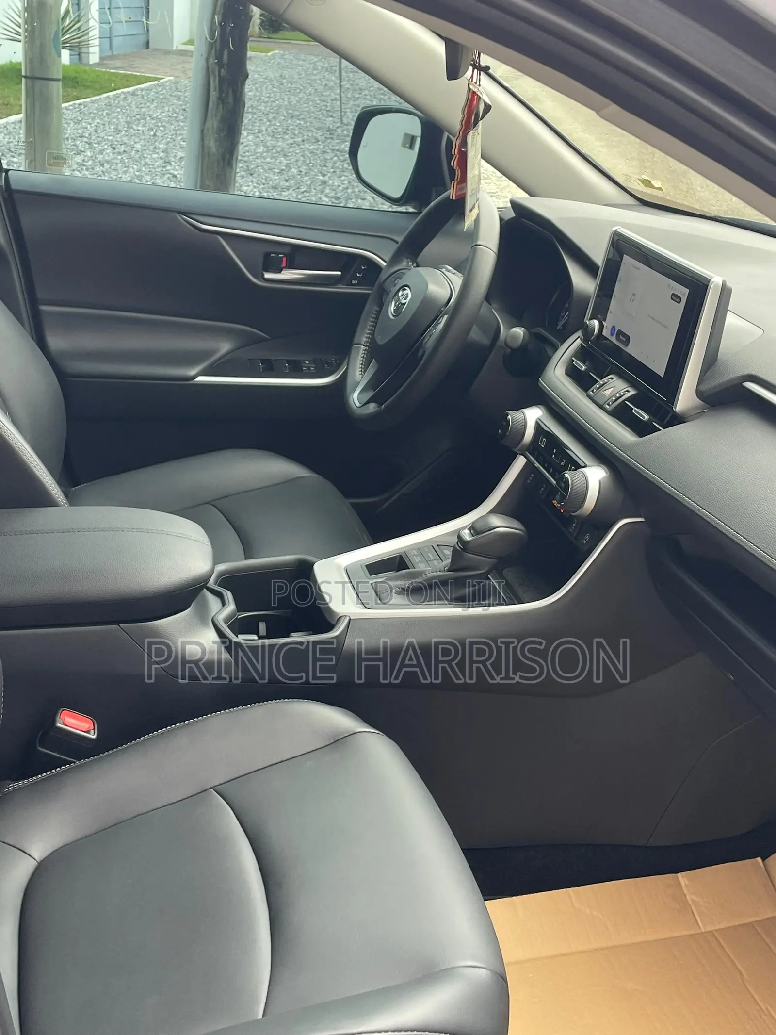 Toyota RAV4 XLE Premium 2026 Gray