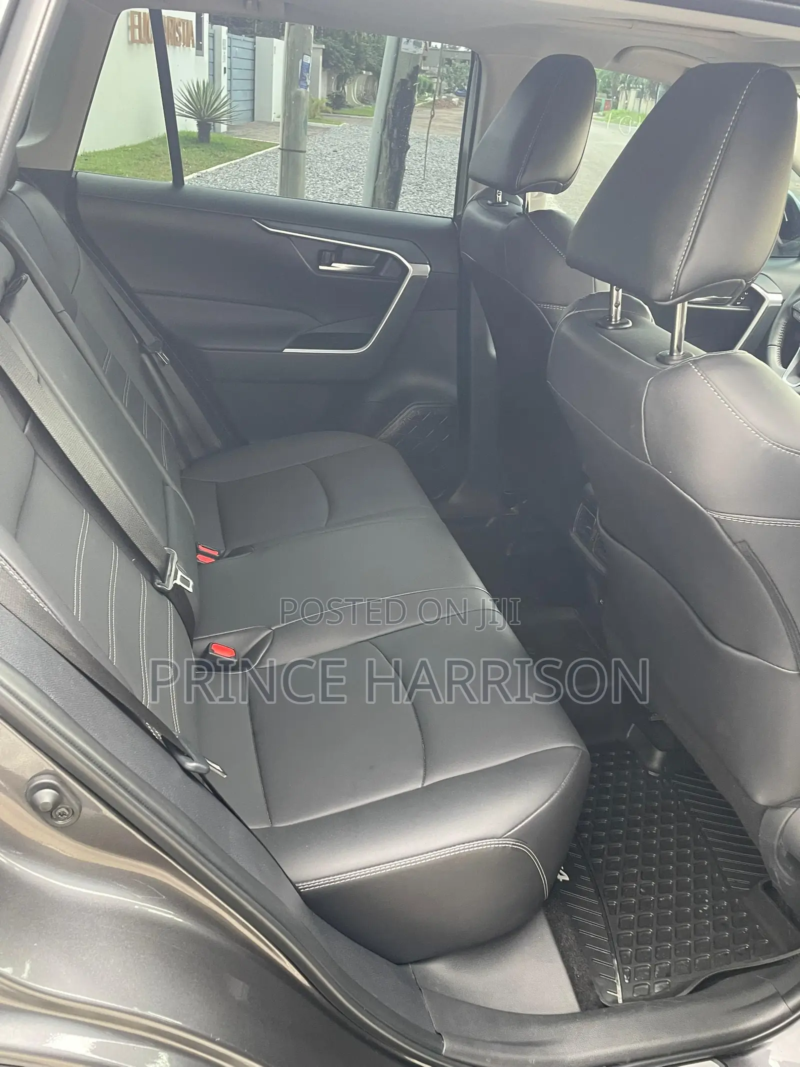 Toyota RAV4 XLE Premium 2026 Gray