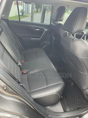 Toyota RAV4 XLE Premium 2026 Gray