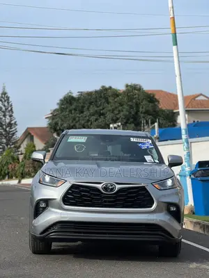 Toyota Highlander LE 2021 Silver