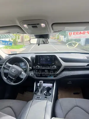 Toyota Highlander LE 2021 Silver
