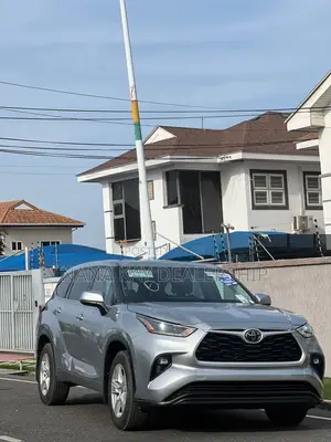 Toyota Highlander LE 2021 Silver