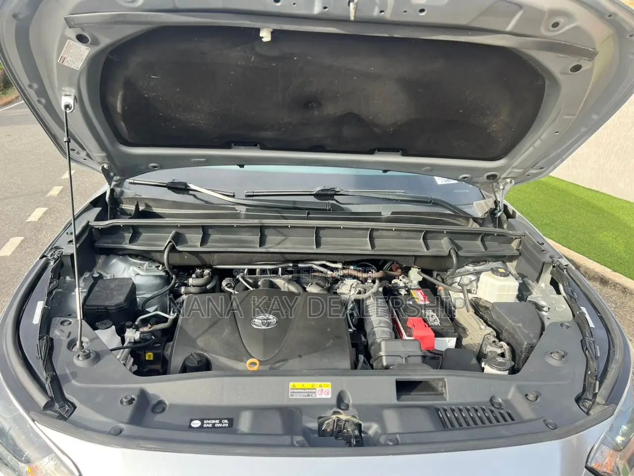 Toyota Highlander LE 2021 Silver