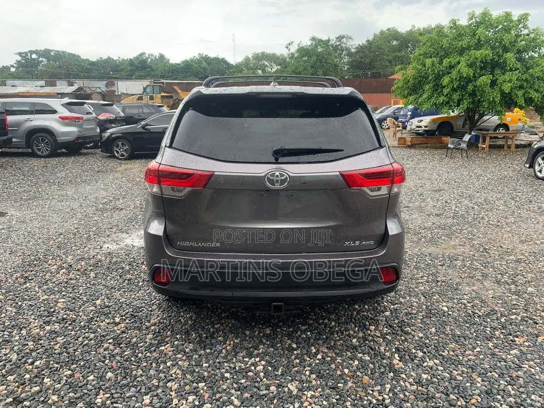 Toyota Highlander XLE 4x2 V6 (3.5L 6cyl 8A) 2017 Gray