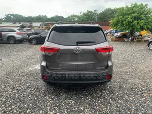 Toyota Highlander XLE 4x2 V6 (3.5L 6cyl 8A) 2017 Gray