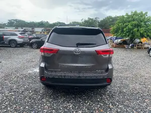 Toyota Highlander XLE 4x2 V6 (3.5L 6cyl 8A) 2017 Gray