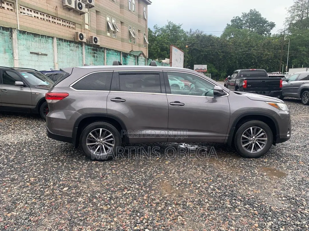 Toyota Highlander XLE 4x2 V6 (3.5L 6cyl 8A) 2017 Gray