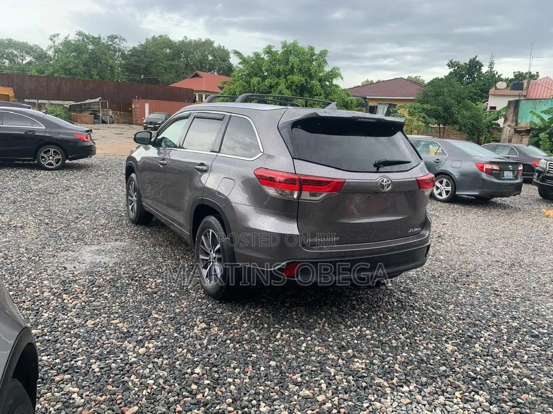 Toyota Highlander XLE 4x2 V6 (3.5L 6cyl 8A) 2017 Gray
