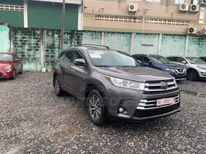 Toyota Highlander XLE 4x2 V6 (3.5L 6cyl 8A) 2017 Gray