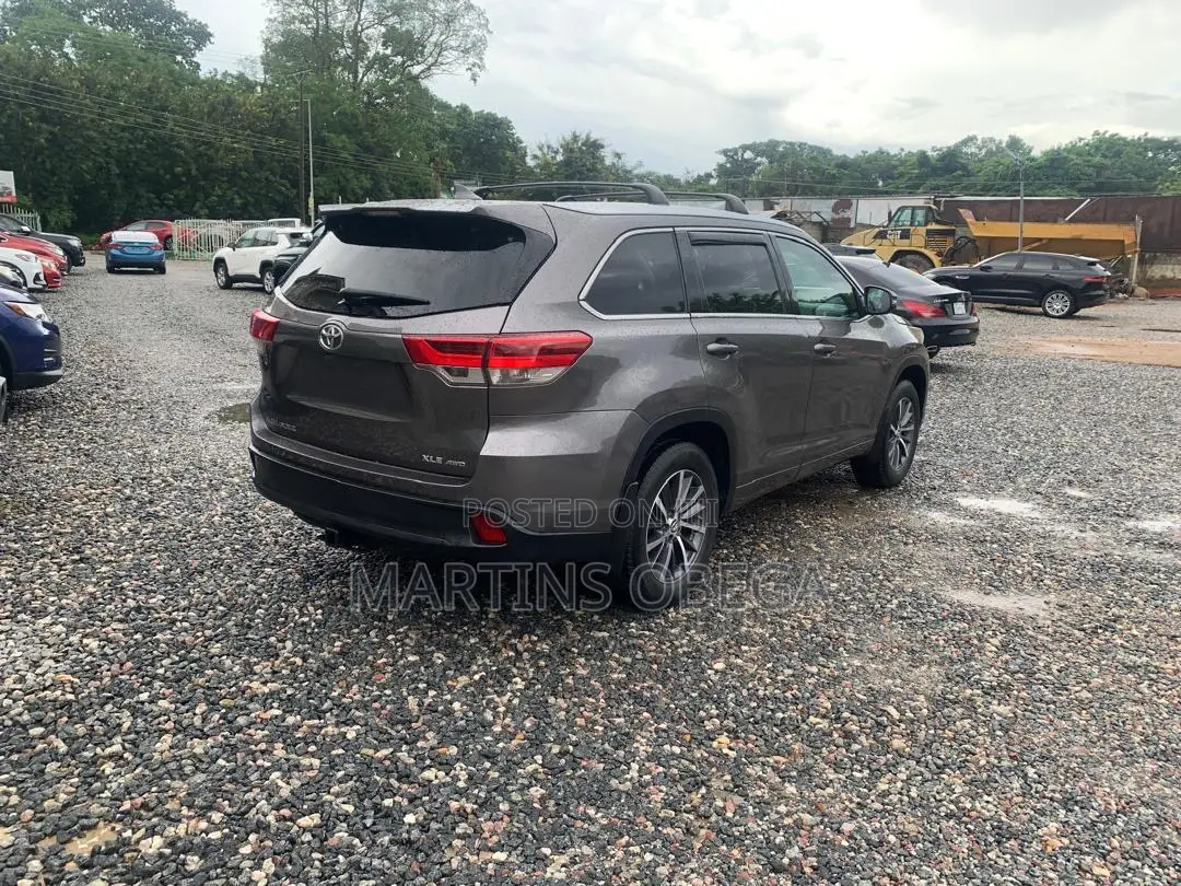Toyota Highlander XLE 4x2 V6 (3.5L 6cyl 8A) 2017 Gray