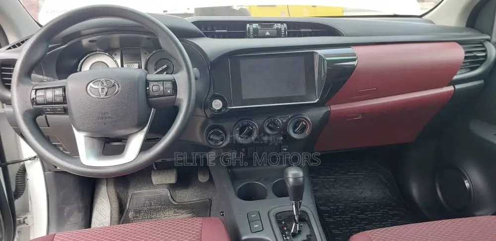 New Toyota Hilux 2025 White