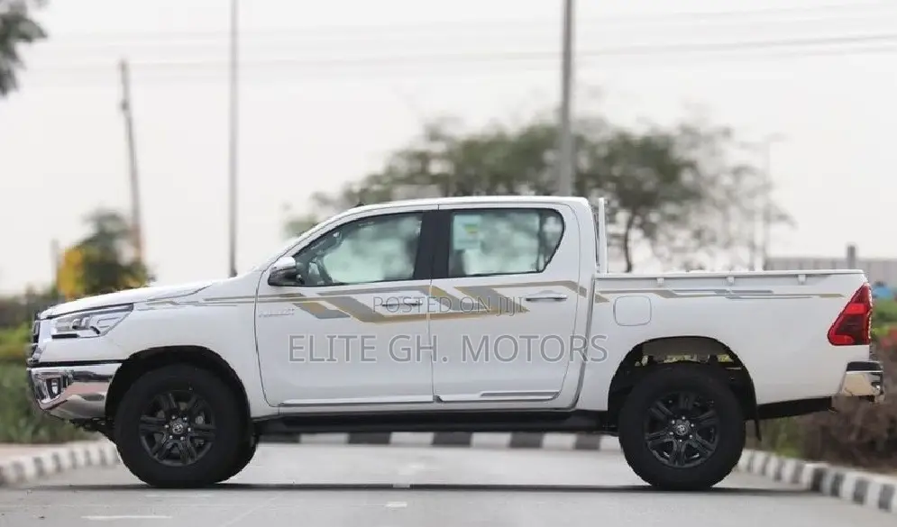 New Toyota Hilux 2025 White