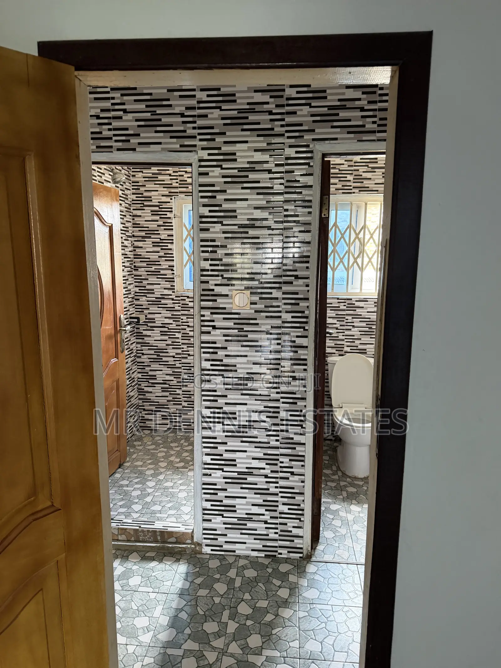 8bdrm Duplex in Westhillshills Mall for rent