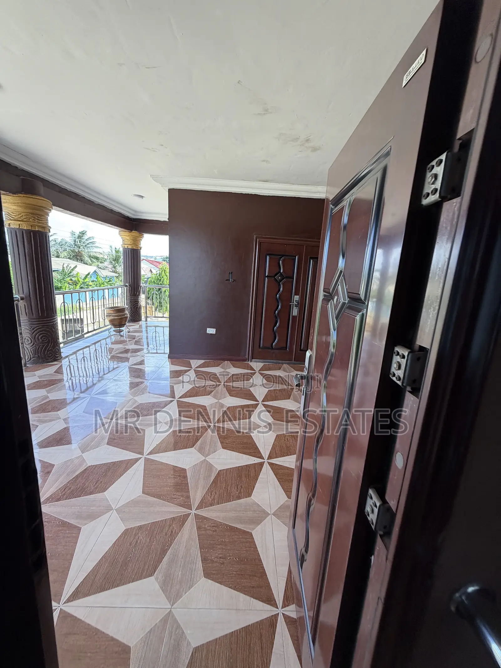 8bdrm Duplex in Westhillshills Mall for rent