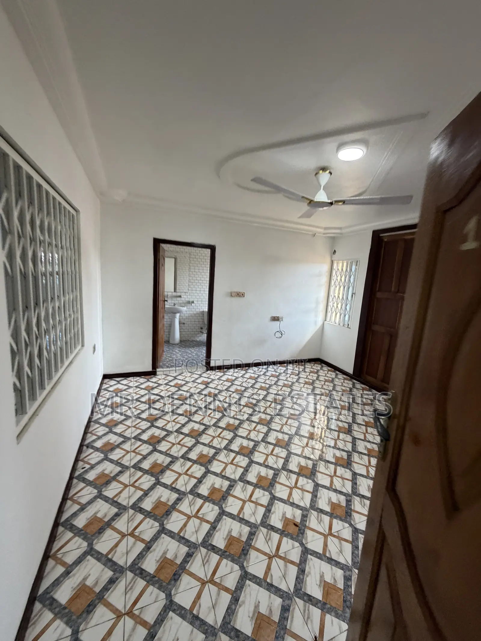 8bdrm Duplex in Westhillshills Mall for rent