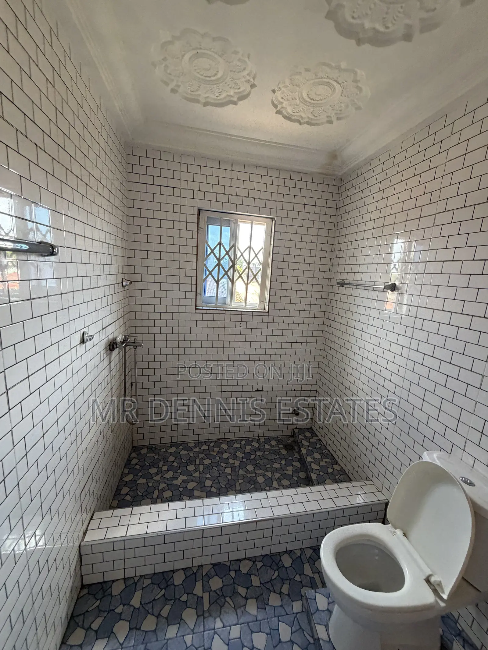 8bdrm Duplex in Westhillshills Mall for rent