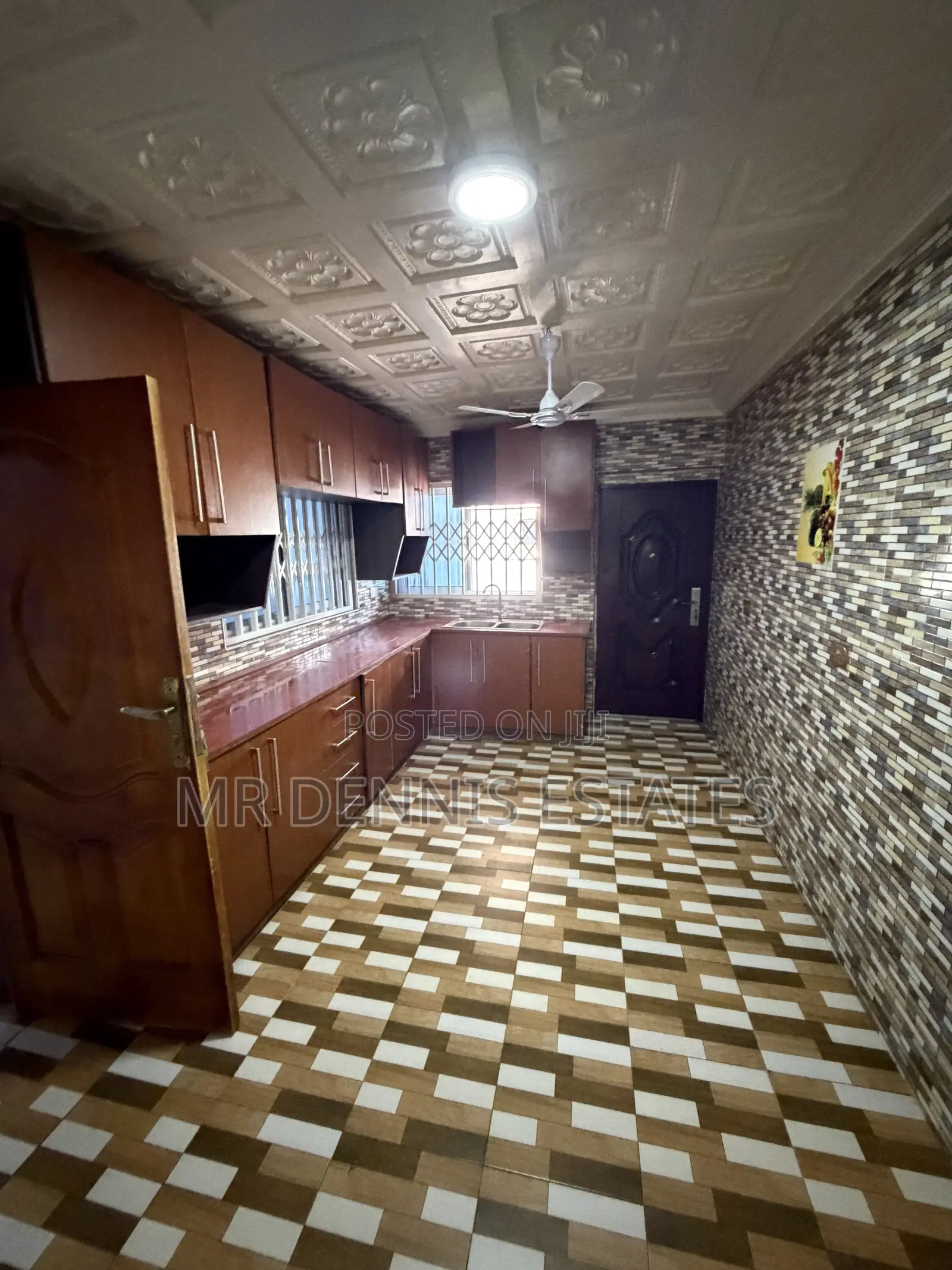 8bdrm Duplex in Westhillshills Mall for rent